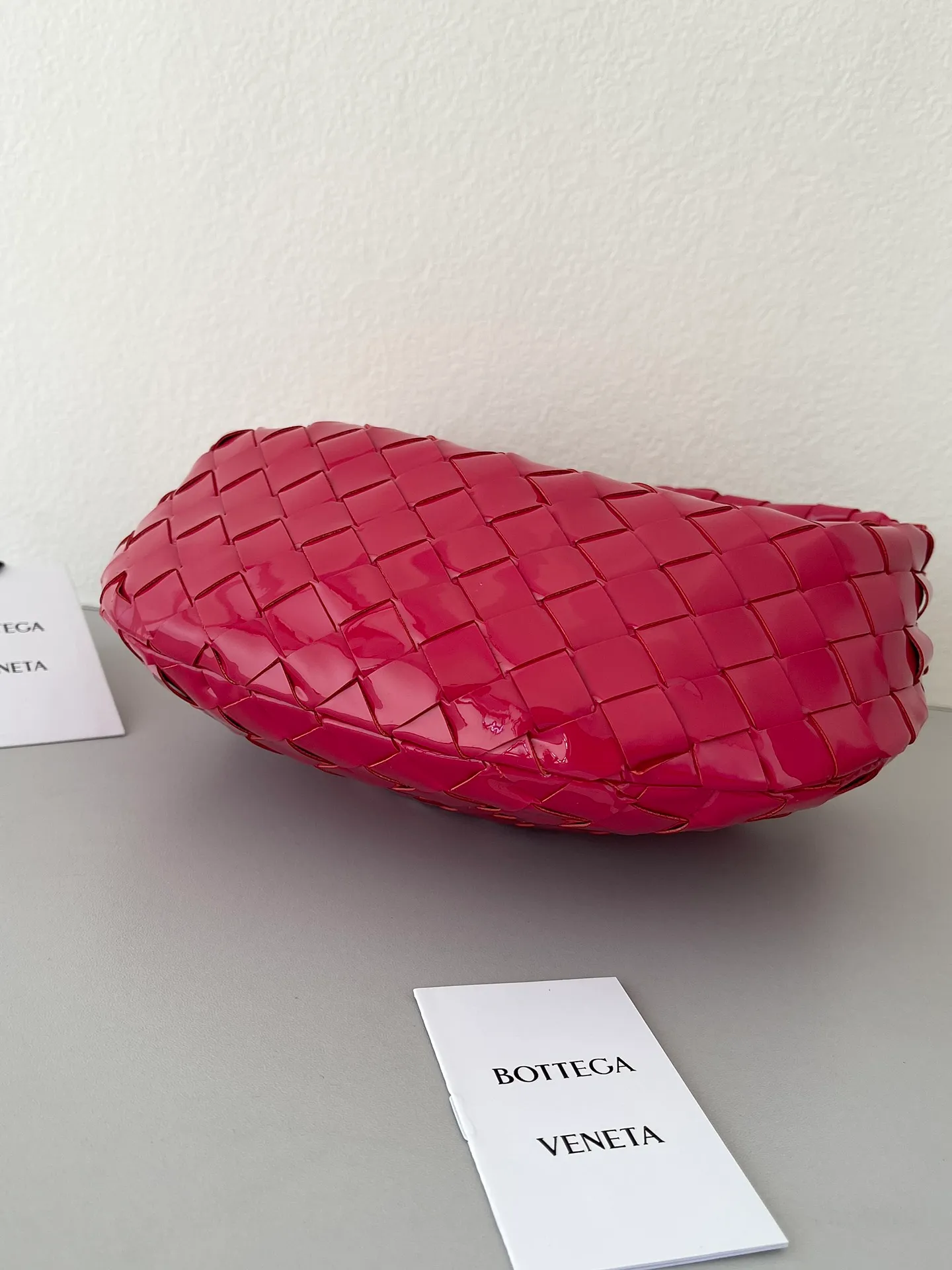 Mini Jodie Patent Leather New Color Bottega Veneta ͙.——The latest woven knotted hobo, the bag has a unique shape, is particularly practical and durable. It retains the traditional woven elements while being a little more flamboyant ~ Made of hand-woven cowhide, zipper opening and closing, curved seamless structure, effortless to match, highly recommended ⚠️⚠️⚠️ Size: 23cm*15cm*5cm